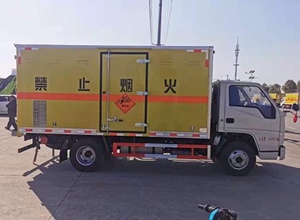称多爆破器材运输车工人安全操作规范与智能技术保障